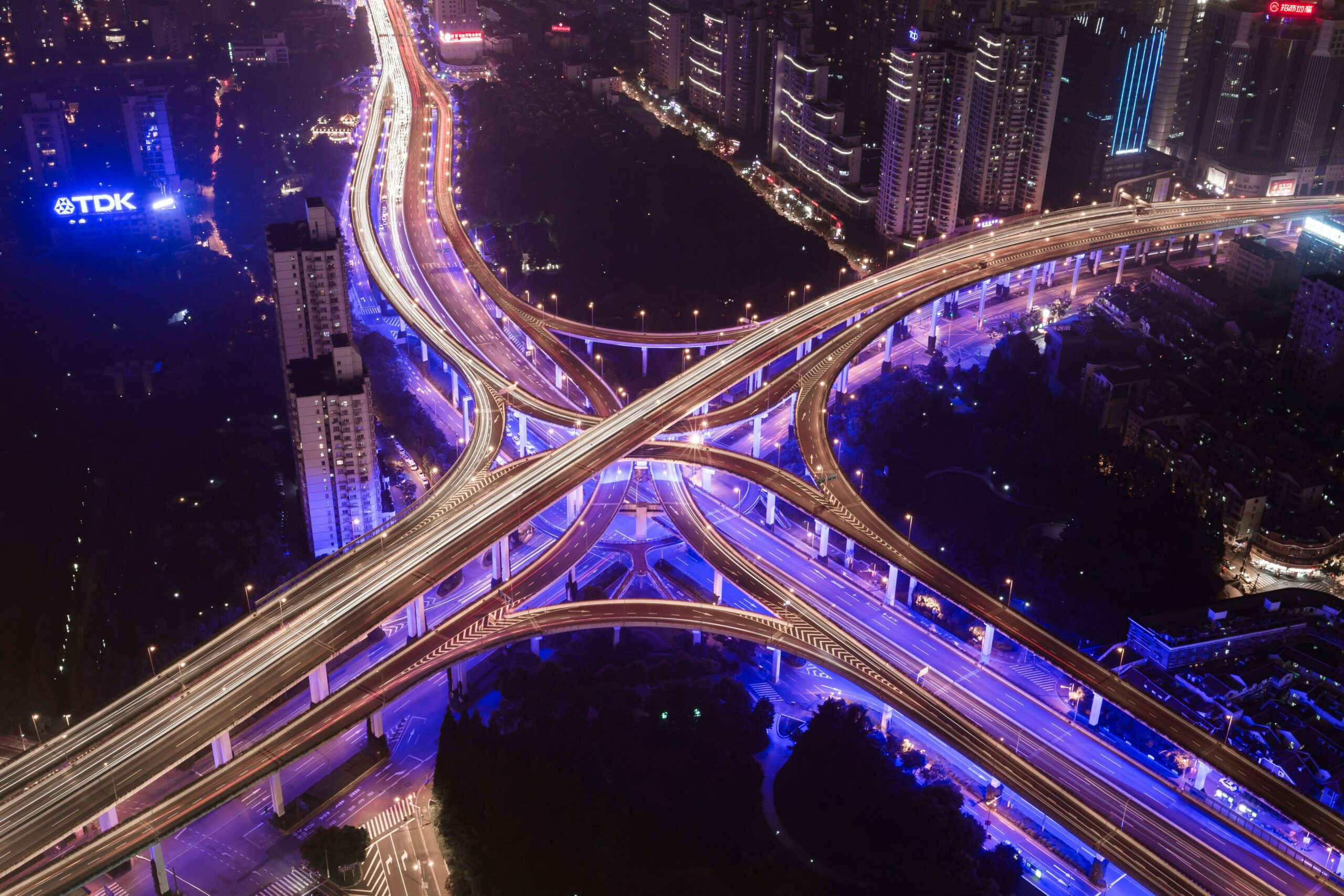 llustration eines komplexen Autobahnkreuzes mit vielen Verbindungen, symbolisiert ganzheitliche Unternehmensführung und vernetzte Risikomanagement-Prozesse.